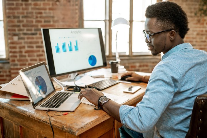 Man working with ho to identify market trends analytics at the office